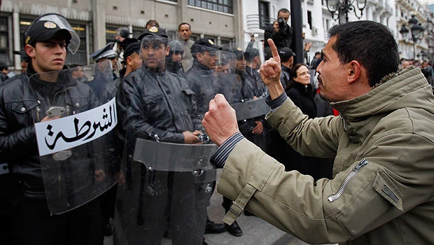 Tunisia violence mounts, Ben Ali fires government