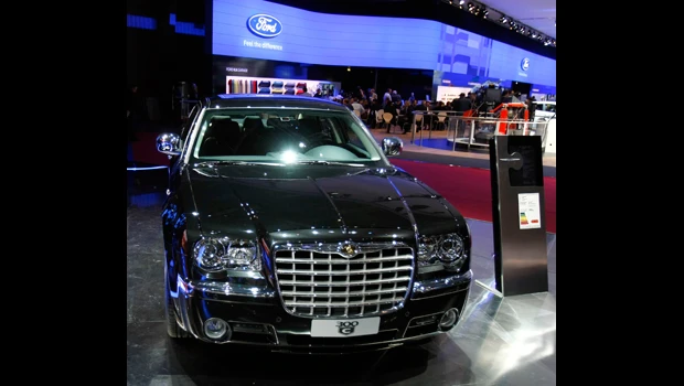 Chrysler hopes to rev up comeback with new 300