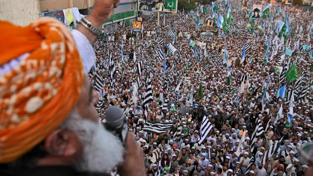 Huge Karachi rally supports blasphemy laws