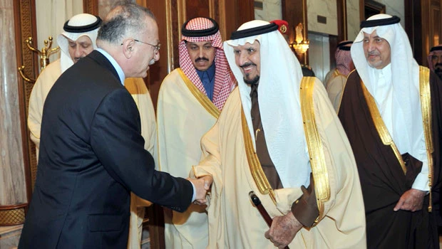 Sultan chairs Faisal Prize meeting