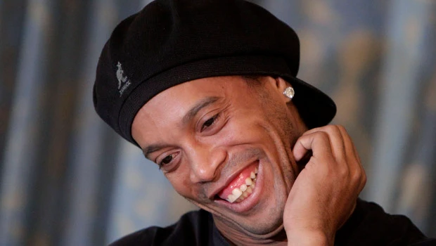 Ronaldinho signs for Flamengo