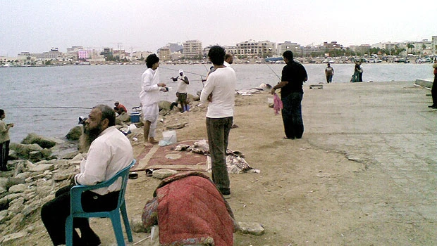Pleasant weather lures residents to beach