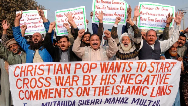 Pakistanis protest against pope’s appeal on blasphemy laws