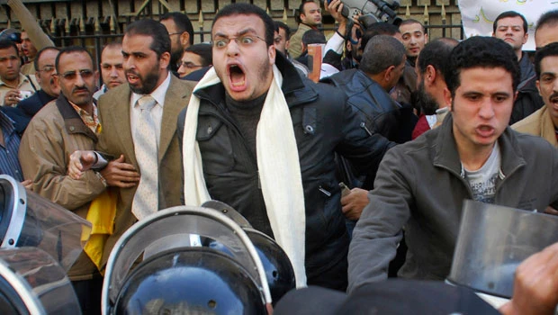 Egyptians clash with riot police
