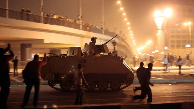 Army out in Cairo as chaos prevails