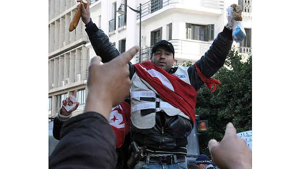 Tunisian protesters demand old guard quit
