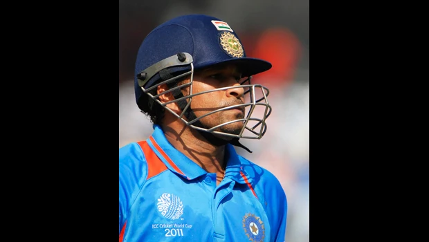 Dhoni powers India to easy victory
