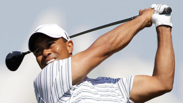Woods fights like cornered Tiger to stay in hunt