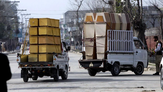 Suicide bomber kills 31 soldiers in NW Pakistan
