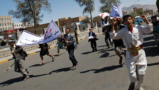 Armed Yemen govt supporters chase down protesters