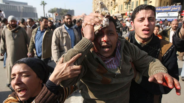Many injured as protesters, Mubarak loyalists fight in Cairo square