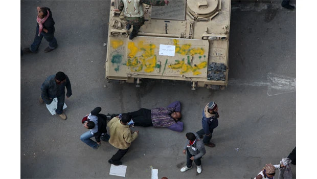 Army backs Mubarak as protesters march on presidential palace