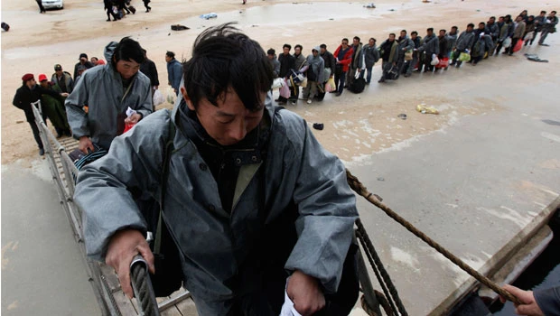 High winds, rough seas hamper Libyan evacuations