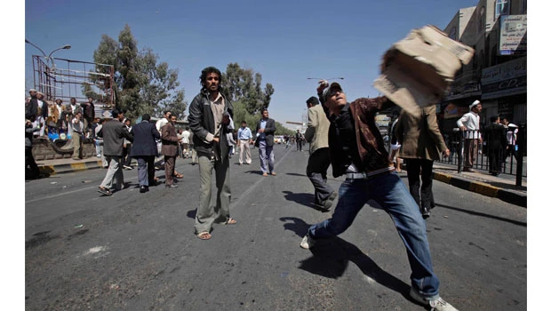 One killed, 7 injured in latest Yemen street clashes