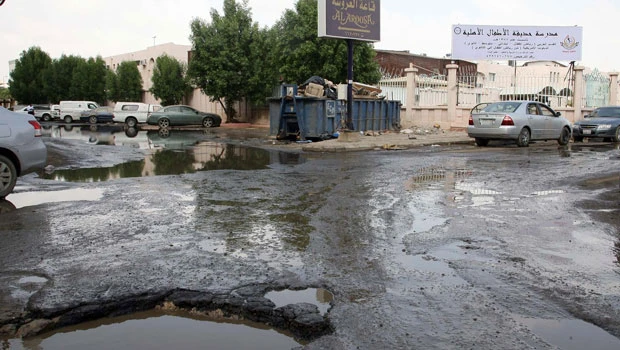 East Jeddah residents flee looming disaster