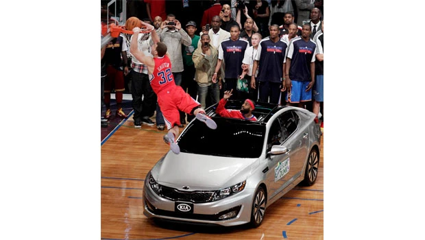 Clippers’ Griffin soars over car to win NBA dunk contest