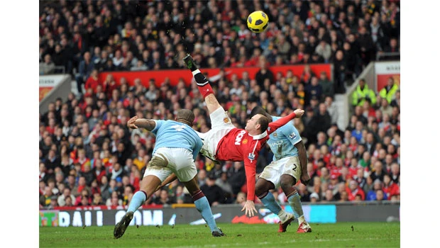 Rooney stunner seals derby win for Man United