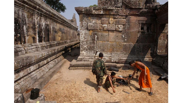 Cambodia troops bunkered at clifftop Khmer temple