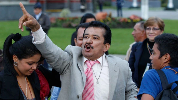 Colombian rebels free 2 captives; 2 more slated