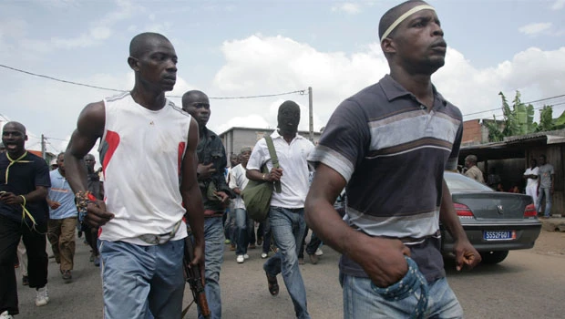 Ivorian rebels seize town, threaten advance
