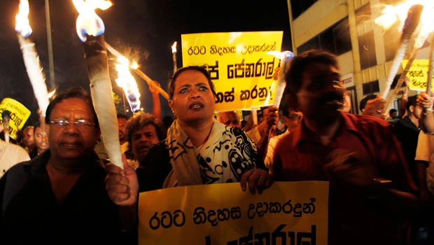 Mob attacks protesters in Colombo