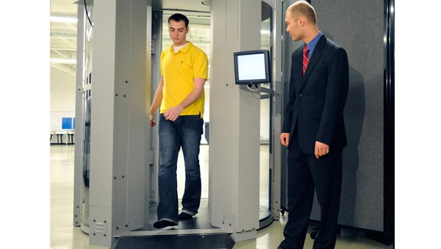 US pilots new airport scans after privacy concerns