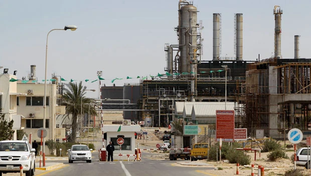 Oil climbs higher on Libya conflict