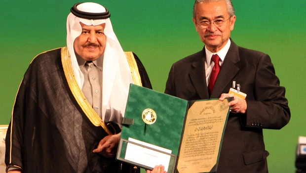 Naif presents King Faisal Prize to seven