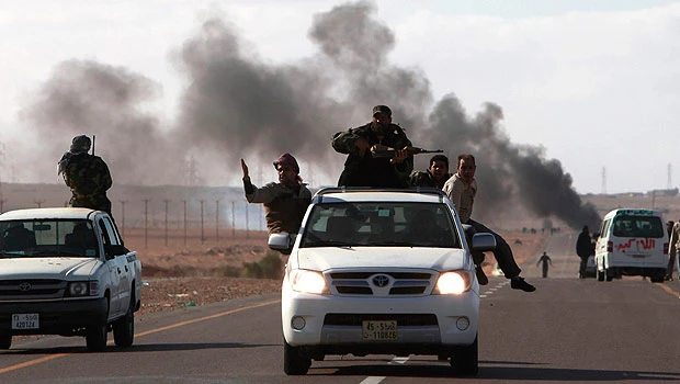Qaddafi counter-offensives raise civil war fears, Saudis evacuated from Libya