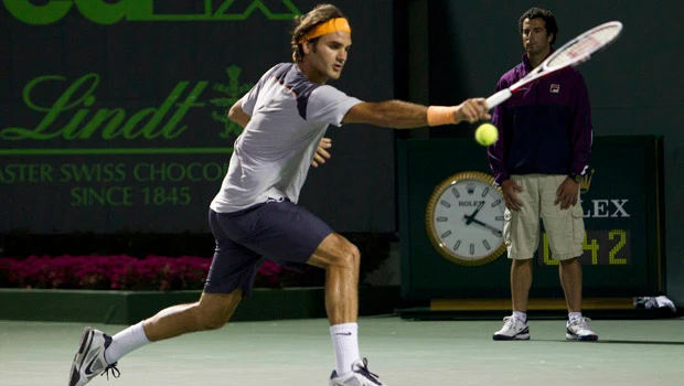 Federer breezes in after midnight match