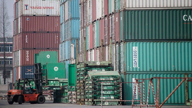 US trade gap widens on imports, jobless claims up