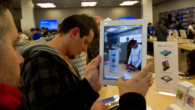 Apple fans queue overnight to beat iPad shortages