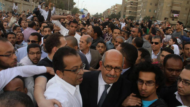 Egypt crowd attack ElBaradei at voting station