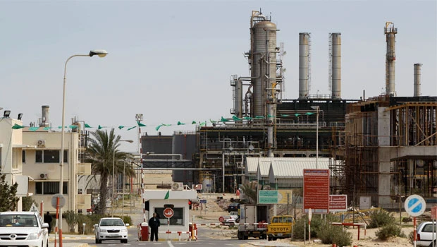 Libyan rebels, Qaddafi forces battle for oil sites