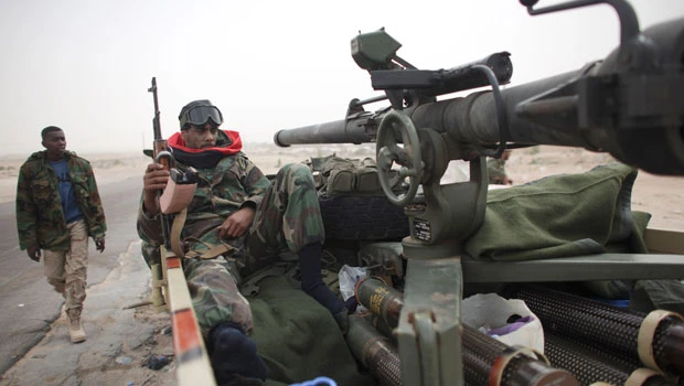 Anti-Qaddafi rebels lay heavy fire on Ras Lanuf