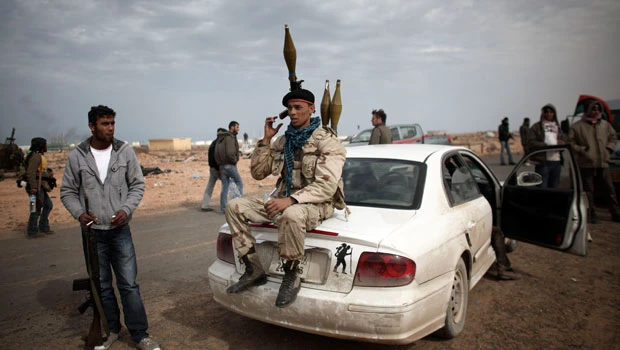Libya rebels retreat east, say fight in Ras Lanouf