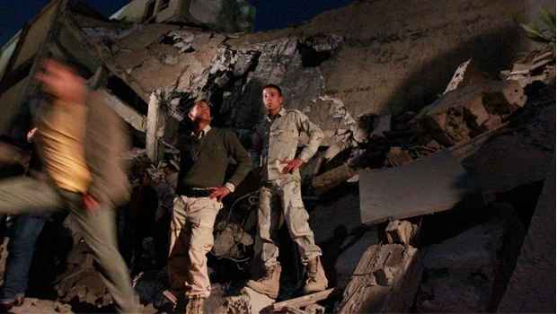 Cruise missile blasts Qaddafi’s compound near tent