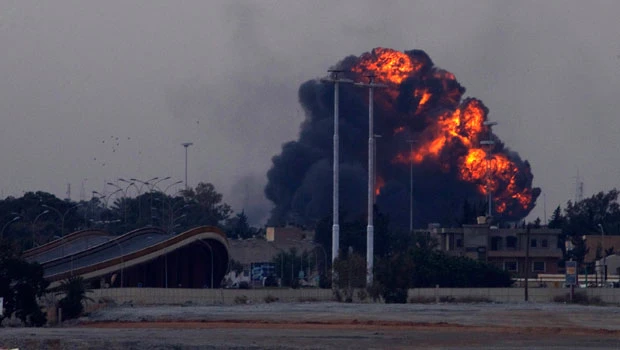 Qaddafi defies UN, forces push into Benghazi
