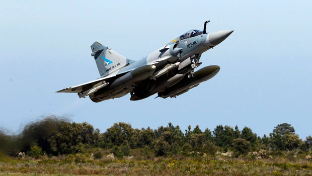 Qaddafi's tanks elude airstrikes
