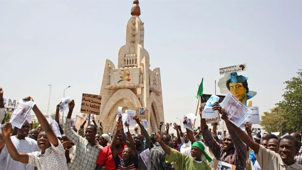 Qaddafi offers to hold elections
