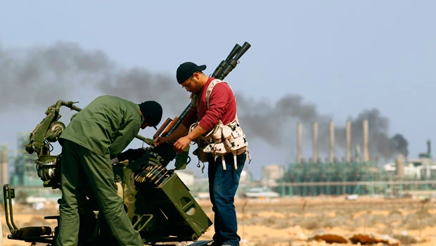 Rebels push west as air strikes hit Qaddafi forces