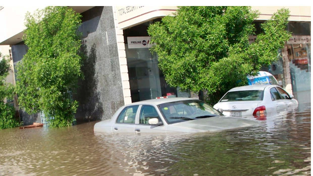 Jeddawis panic as weather mood swings