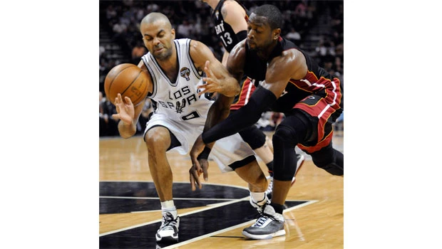 High-flying Spurs crush skidding Heat