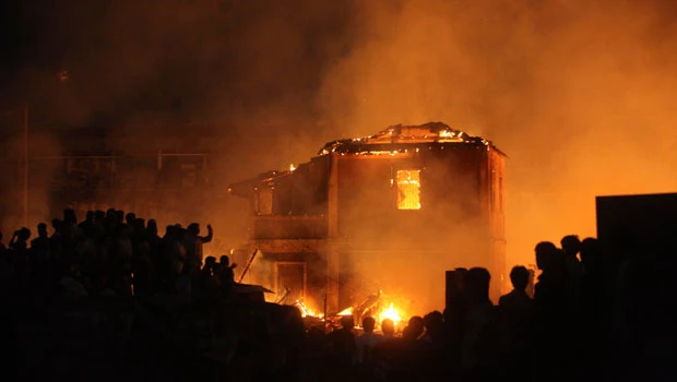 Fire rages through Mumbai slum