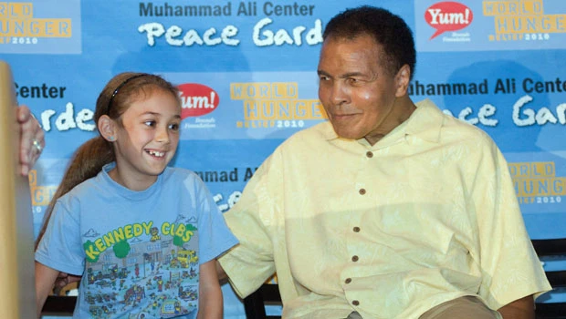 Boxing great Ali asks Iran to free US hikers