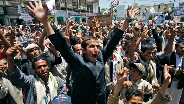 Yemeni protesters hurl stones at police