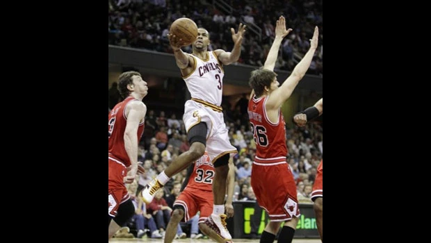 Bulls top the East from Heat, Celtics