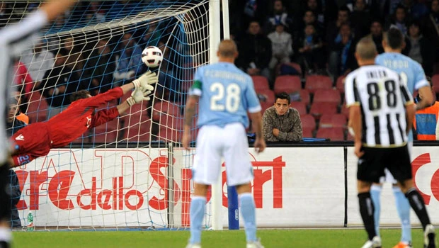 Milan closes in on title after Napoli lose