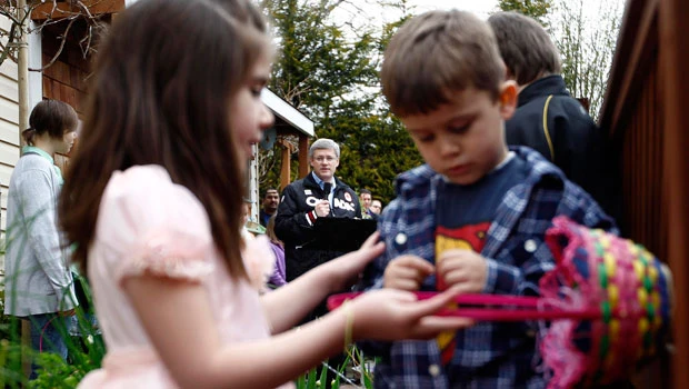 Canada election poll shows Conservatives pushing ahead