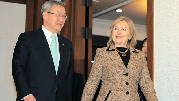 Clinton discusses free trade efforts in Seoul